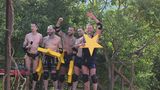 Acht von acht Sternen im spaßigsten Spiel des Camps. Da freut sich die Männerbande. Auch wenn am Ende des Abends nur noch drei von ihnen übrig bleiben. Nachdem Harald und Peter das Camp verlassen müssen, bleiben Eric, Manuel und Filip als letzte Kandidaten auf den Dschungelthron.