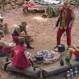 Bei den Jungs ist der Frauenmangel zunächst kein Grund, Trübsal zu blasen. "Wir sind jetzt die Big Five", freut sich Manuel Flickinger in Anspielung an die fünf Großtiere Afrikas. Doch schnell macht sich Ernüchterung breit. Peter merkt schnell, dass die Damen fehlen. "Aber wieviel Wasser brauchen wir denn für den Reis? Weiß das jemand? Und wer kann denn jetzt einen Topf saubermachen", fragt er laut ins Camp.