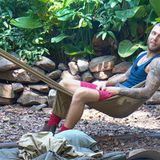 Filip fällt bald ein ganz eigener Vorteil des Damenmangels auf. "Männer, wir können jetzt machen was wir wollen. Wir können hier sogar nackt rumlaufen, wenn ihr Bock habt", freut er sich.