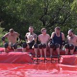 Denn es geht in den "Creek der Sterne". Die Wasserwerfer-Schlacht im künstlichen Bach bietet Badespaß unter Extrembedingungen.