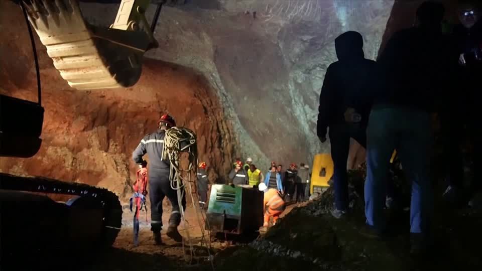 Video: 32 Meter in der Tiefe: Junge sitzt in Brunnen fest