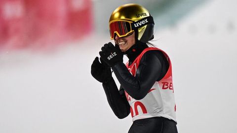 Skispringerin Katharina Althaus feiert ihre Silber-Medaille