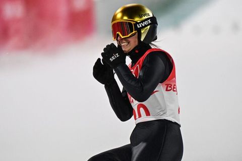 Skispringerin Katharina Althaus feiert ihre Silber-Medaille
