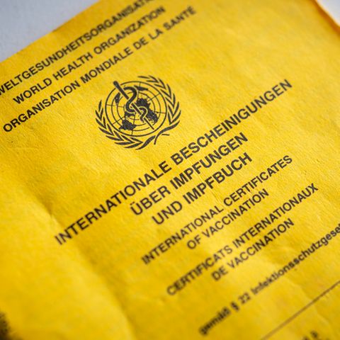 Impfpflicht: Ein Impfbuch liegt auf einem Tisch