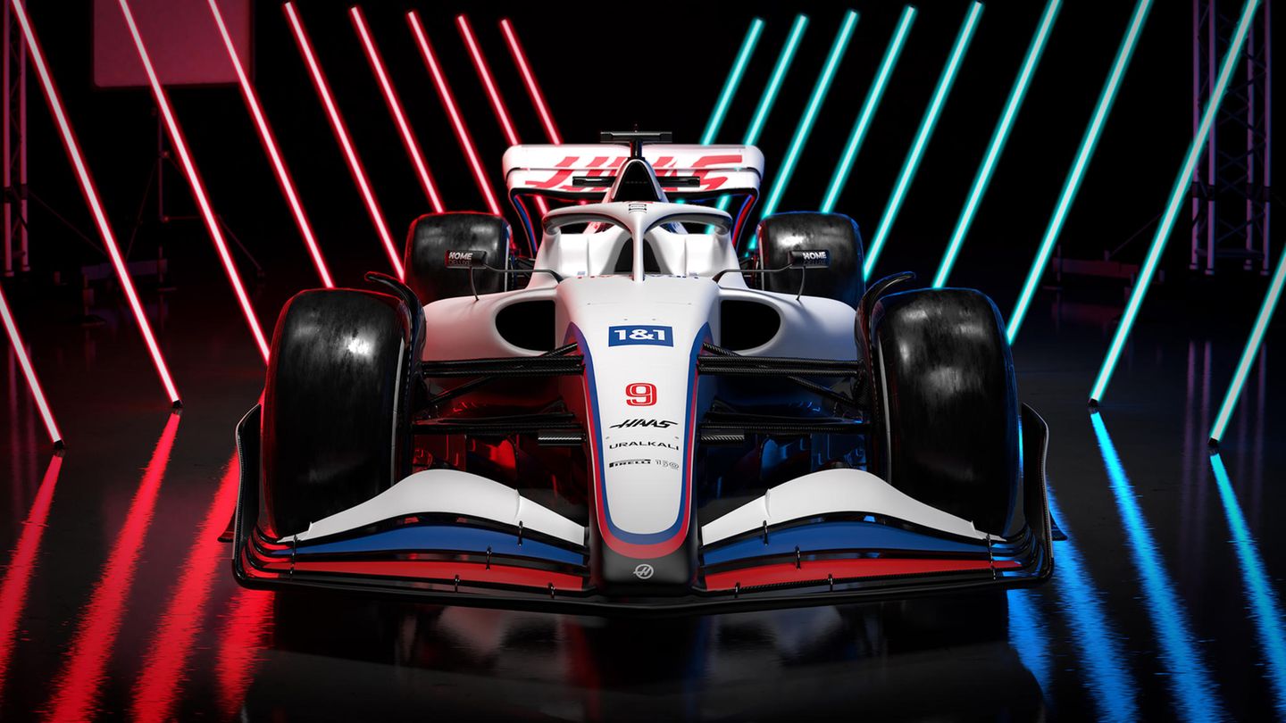 Der Frontflügel ist beim VF-22 viel schmaler als beim Vorgänger Modell, die Flügel sind geschwungener.  Mick Schumacher soll in dem neuen Auto endlich konkurrenzfähig sein, und nicht immer nur gegen den eigenen Teamkameraden Nikita Masepin fahren.