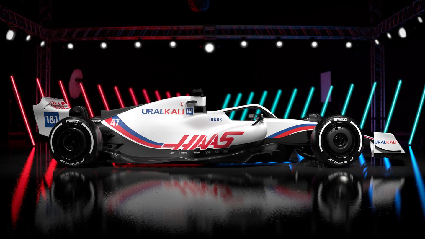 Haas-Bolide 2022: Durch die Regel-Revolution hat sich das Design des Autos stark verändert. Sie sehen insgesamt futuristischer und eleganter aus. Zahlreiche Technik-Regeln wurden vereinheitlicht, gleichzeitig sollen die Autos für die Fans attraktiver aussehen. Durch die Regel-Revolution hat sich das Design des Autos stark verändert. Sie sehen insgesamt futuristischer und eleganter aus. Zahlreiche Technik-Regeln wurden vereinheitlicht, gleichzeitig sollen die Autos für die Fans attraktiver aussehen.