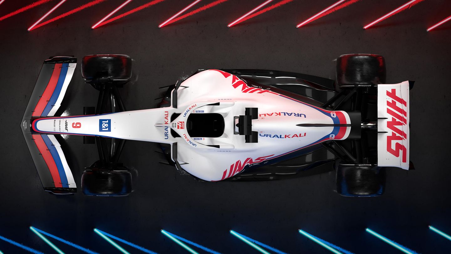 Haas-Bolide 2022: Die Vereinheitlichung der Aerodynamik-Regeln soll für mehr Action auf der Rennstrecke sorgen. Bislang war es so, dass Überholmanöver wegen der "Dirty Air" schwieriger waren. "Dirty Air" sind die Luftverwirbelungen, die ein Formel-1-Auto aufgrund seiner komplexen Aerodynamik erzeugt. Sie sorgte dafür, dass hinterherfahrendes Autos Geschwindigkeit verloren. Die Vereinheitlichung der Aerodynamik-Regeln soll für mehr Action auf der Rennstrecke sorgen. Bislang war es so, dass Überholmanöver wegen der "Dirty Air" schwieriger waren. "Dirty Air" sind die Luftverwirbelungen, die ein Formel-1-Auto aufgrund seiner komplexen Aerodynamik erzeugt. Sie sorgte dafür, dass hinterherfahrendes Autos Geschwindigkeit verloren.