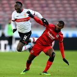 Der abstiegsbedrohte VfB Stuttgart hat seine Talfahrt fortgesetzt und wartet seit mittlerweile sechs Spielen auf einen Sieg. Zwar beendeten die Schwaben beim 2:3 (1:1) gegen Eintracht Frankfurt nach fünf Anläufen ohne eigenen Treffer ihre Torflaute, der ersehnte Befreiungsschlag des Vorletzten blieb aber aus. Die Hessen fuhren dagegen den ersten Sieg im neuen Kalenderjahr ein und bleiben als Neunter nahe Europapokal-Rängen. Im Stuttgarter Stadion egalisierten die VfB-Profis Waldemar Anton (42.) und Sasa Kalajdzic (70.) die Tore von Evan Ndicka (7.) und Ajdin Hrustic (47.), ehe der eingewechselte Hrustic noch einmal zuschlug (77.).
