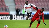 Der abstiegsbedrohte VfB Stuttgart hat seine Talfahrt fortgesetzt und wartet seit mittlerweile sechs Spielen auf einen Sieg. Zwar beendeten die Schwaben beim 2:3 (1:1) gegen Eintracht Frankfurt nach fünf Anläufen ohne eigenen Treffer ihre Torflaute, der ersehnte Befreiungsschlag des Vorletzten blieb aber aus. Die Hessen fuhren dagegen den ersten Sieg im neuen Kalenderjahr ein und bleiben als Neunter nahe Europapokal-Rängen. Im Stuttgarter Stadion egalisierten die VfB-Profis Waldemar Anton (42.) und Sasa Kalajdzic (70.) die Tore von Evan Ndicka (7.) und Ajdin Hrustic (47.), ehe der eingewechselte Hrustic noch einmal zuschlug (77.).