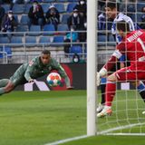 Den erhofften Befreiungsschlag im Spiel eins nach der Ära Max Eberl hat Borussia Mönchengladbach verpasst und steckt somit weiterhin in der Abstiegszone fest. Die Mannschaft von Trainer Adi Hütter zeigte sich beim Tabellennachbarn Arminia Bielefeld nach zuvor drei Pflichtspielniederlagen am Stück allerdings stark verbessert und musste sich nach guter Leistung mit einem 1:1 (1:1) zufrieden geben. Damit blieben die Ostwestfalen auch im sechsten Spiel nacheinander unbesiegt, konnten aber in der Tabelle nicht an den Gladbachern vorbeiziehen. Vor 10.000 erstmals wieder zugelassenen Zuschauern erzielten Janni Serra (19. Minute) den Treffer für Bielefeld, Alassane Plea (38.) traf in einer unterhaltsamen Partie für die Gäste.