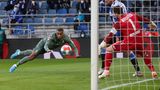 Den erhofften Befreiungsschlag im Spiel eins nach der Ära Max Eberl hat Borussia Mönchengladbach verpasst und steckt somit weiterhin in der Abstiegszone fest. Die Mannschaft von Trainer Adi Hütter zeigte sich beim Tabellennachbarn Arminia Bielefeld nach zuvor drei Pflichtspielniederlagen am Stück allerdings stark verbessert und musste sich nach guter Leistung mit einem 1:1 (1:1) zufrieden geben. Damit blieben die Ostwestfalen auch im sechsten Spiel nacheinander unbesiegt, konnten aber in der Tabelle nicht an den Gladbachern vorbeiziehen. Vor 10.000 erstmals wieder zugelassenen Zuschauern erzielten Janni Serra (19. Minute) den Treffer für Bielefeld, Alassane Plea (38.) traf in einer unterhaltsamen Partie für die Gäste.