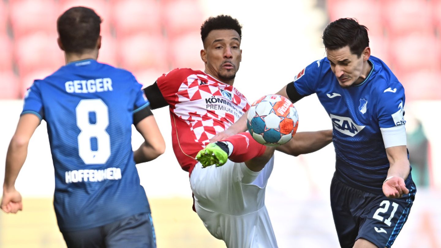Der FSV Mainz 05 hat den internationalen Ambitionen der TSG 1899 Hoffenheim einen weiteren Dämpfer versetzt. Mainz feierte am einen 2:0 (0:0)-Erfolg und blieben dabei zum vierten Mal in Serie zu Hause ohne Gegentor - das gab es in der Mainzer Bundesliga-Historie noch nie. Joker Jae-Sung Lee in der 79. Minute und Kapitän Moussa Niakhaté (83.) per Handelfmeter trafen am Samstag vor 6800 Zuschauern für die Hausherren, die sich mit 30 Punkten weiter aus der unteren Tabellenregion absetzten. Hoffenheim verpasste durch die vierte Pflichtspiel-Niederlage in Serie den möglichen Sprung auf einen Champions-League-Platz und ist mit 31 Zählern Achter.