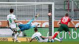Nach dem Verlust von Max Kruse hat der 1. FC Union Berlin vom FC Augsburg die Grenzen aufgezeigt bekommen. Die extrem zielstrebige Mannschaft von Trainer Markus Weinzierl konnte sich mit dem 2:0 (1:0) etwas Luft im Abstiegskampf verschaffen. Die lange viel zu zurückhaltenden Berliner kassierten hingegen gleich im ersten Spiel ohne ihren Angriffs-Feingeist Kruse einen Dämpfer im Rennen um einen internationalen Startplatz. Die Torschützen vor 7600 Zuschauern hießen Michael Gregoritsch (16. Minute) und André Hahn (59.).
