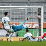 Nach dem Verlust von Max Kruse hat der 1. FC Union Berlin vom FC Augsburg die Grenzen aufgezeigt bekommen. Die extrem zielstrebige Mannschaft von Trainer Markus Weinzierl konnte sich mit dem 2:0 (1:0) etwas Luft im Abstiegskampf verschaffen. Die lange viel zu zurückhaltenden Berliner kassierten hingegen gleich im ersten Spiel ohne ihren Angriffs-Feingeist Kruse einen Dämpfer im Rennen um einen internationalen Startplatz. Die Torschützen vor 7600 Zuschauern hießen Michael Gregoritsch (16. Minute) und André Hahn (59.).
