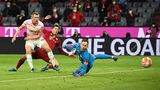 Der FC Bayern München hat das Spitzenspiel gegen RB Leipzig gewonnen. Durch den 3:2 (2:1)-Erfolg über die Sachsen vergrößerte der Spitzenreiter seinen Vorsprung auf Borussia Dortmund vorübergehend auf neun Punkte. Der Tabellenzweite erwartet am Sonntag den Dritten Bayer Leverkusen. Thomas Müller(12. Minute), Weltfußballer Robert Lewandowski (44.) und Josko Gvardiol (58.) mit einem Eigentor sorgten für die Bayern-Treffer. André Silva (27.) und Christopher Nkunku (53.) trafen für die Leipziger. Die 10.000 Zuschauer, die erstmals seit zwei Monaten wieder in der Allianz Arena dabei sein durften, sahen ein unterhaltsames Fußballspiel.