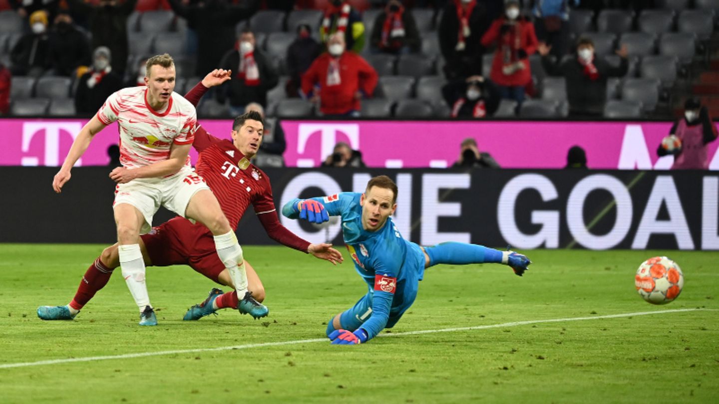 21. Bundesliga-Spieltag: Der FC Bayern München hat das Spitzenspiel gegen RB Leipzig gewonnen. Durch den 3:2 (2:1)-Erfolg über die Sachsen vergrößerte der Spitzenreiter seinen Vorsprung auf Borussia Dortmund vorübergehend auf neun Punkte. Der Tabellenzweite erwartet am Sonntag den Dritten Bayer Leverkusen. Thomas Müller(12. Minute), Weltfußballer Robert Lewandowski (44.) und Josko Gvardiol (58.) mit einem Eigentor sorgten für die Bayern-Treffer. André Silva (27.) und Christopher Nkunku (53.) trafen für die Leipziger. Die 10.000 Zuschauer, die erstmals seit zwei Monaten wieder in der Allianz Arena dabei sein durften, sahen ein unterhaltsames Fußballspiel. Der FC Bayern München hat das Spitzenspiel gegen RB Leipzig gewonnen. Durch den 3:2 (2:1)-Erfolg über die Sachsen vergrößerte der Spitzenreiter seinen Vorsprung auf Borussia Dortmund vorübergehend auf neun Punkte. Der Tabellenzweite erwartet am Sonntag den Dritten Bayer Leverkusen. Thomas Müller(12. Minute), Weltfußballer Robert Lewandowski (44.) und Josko Gvardiol (58.) mit einem Eigentor sorgten für die Bayern-Treffer. André Silva (27.) und Christopher Nkunku (53.) trafen für die Leipziger. Die 10.000 Zuschauer, die erstmals seit zwei Monaten wieder in der Allianz Arena dabei sein durften, sahen ein unterhaltsames Fußballspiel.