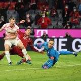 Der FC Bayern München hat das Spitzenspiel gegen RB Leipzig gewonnen. Durch den 3:2 (2:1)-Erfolg über die Sachsen vergrößerte der Spitzenreiter seinen Vorsprung auf Borussia Dortmund vorübergehend auf neun Punkte. Der Tabellenzweite erwartet am Sonntag den Dritten Bayer Leverkusen. Thomas Müller(12. Minute), Weltfußballer Robert Lewandowski (44.) und Josko Gvardiol (58.) mit einem Eigentor sorgten für die Bayern-Treffer. André Silva (27.) und Christopher Nkunku (53.) trafen für die Leipziger. Die 10.000 Zuschauer, die erstmals seit zwei Monaten wieder in der Allianz Arena dabei sein durften, sahen ein unterhaltsames Fußballspiel.