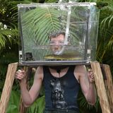 Manuel Flickinger ist für die letzte Prüfung mit dem Titel "Aramis" (Nachspeisen) gefragt. Trotz - oder gerade wegen? - seiner selbsterklärten "Aqua-Phobie" muss er ins Aquarium. Zumindest mit dem Kopf. Damit ihm nicht langweilig wird, sind als Stargäste ein Aal und zehn Krallenfrösche zu Besuch.