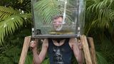Manuel Flickinger ist für die letzte Prüfung mit dem Titel "Aramis" (Nachspeisen) gefragt. Trotz - oder gerade wegen? - seiner selbsterklärten "Aqua-Phobie" muss er ins Aquarium. Zumindest mit dem Kopf. Damit ihm nicht langweilig wird, sind als Stargäste ein Aal und zehn Krallenfrösche zu Besuch.