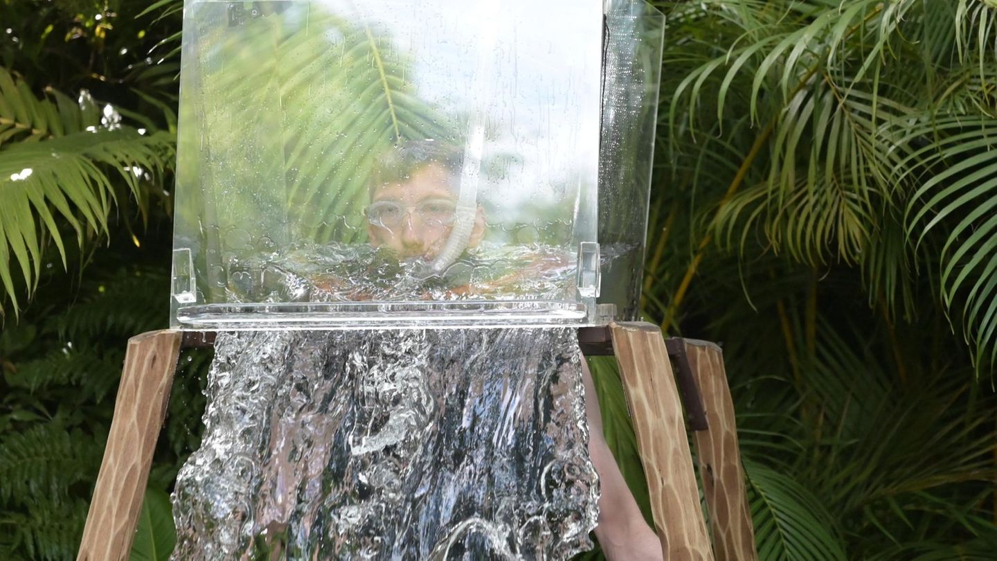 Fünf Minuten soll er so durchhalten. Doch schon nach einer zieht er die Reißleine - und lässt das Wasser ab. Die Prüfung ist beendet. Manuel ist in erster Linie eines: erleichtert. "Die Nase, Druck und dann war es wie so eine Glocke im Kopf - und dann ging es nicht mehr". erklärt er seinen Abbruch.