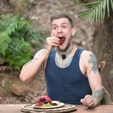 Vorher standen schon Straußenherz (hier zu sehen), Impalaaugen und eine Madenration auf dem Menü. Und alle wurden von Eric anstandslos aufgefuttert.