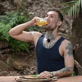 Zum Abschluss gab es noch was zum Runterspülen. Doch statt der Apfelschorle gibt es ein großes Glas Kuh-Urin. Na dann, Prost.