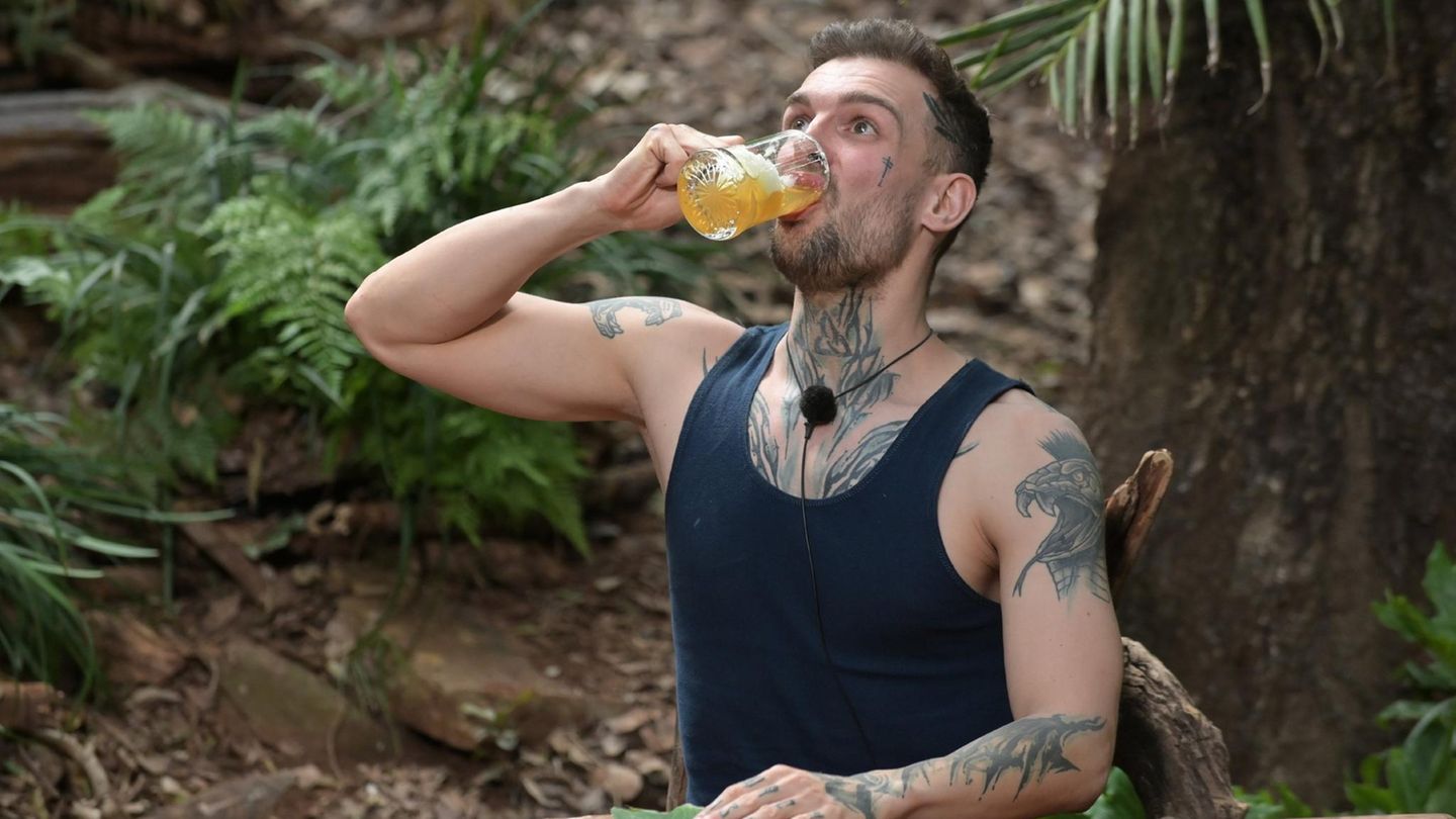 Zum Abschluss gab es noch was zum Runterspülen. Doch statt der Apfelschorle gibt es ein großes Glas Kuh-Urin. Na dann, Prost.