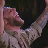 Am Ende streift er noch ein letztes Mal alleine durch das Camp. Und verabschiedet sich von seinen neuen Freunden. Immer wieder war er von den Bewohnern der Bäume mit Kot beworfen worden. "Wo seid ihr Affen?", brüllt er ihnen nun lachend entgegen. "Jetzt könnt ihr mich ruhig anscheißen, es ist mir egal. Ich bin Dschungelkönig!"