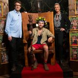 Der Ausgang ist bekannt. Gemeinsam mit Moderator Daniel Hartwich und Sonja Zietlow posiert Filip für das Siegerfoto.