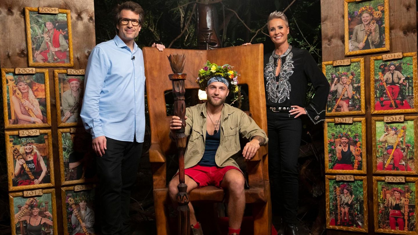 Der Ausgang ist bekannt. Gemeinsam mit Moderator Daniel Hartwich und Sonja Zietlow posiert Filip für das Siegerfoto.