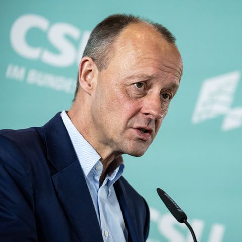 Vor der USA-Reise von Olaf Scholz hat CDU-Chef Friedrich Merz dem Bundeskanzler eine zögerliche Außenpolitik vorgeworfen.