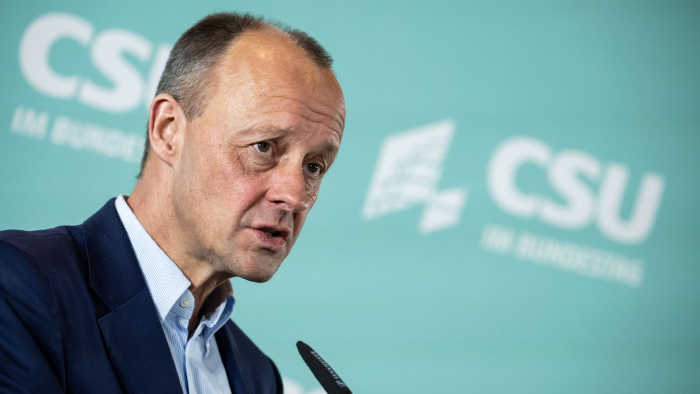 Vor der USA-Reise von Olaf Scholz hat CDU-Chef Friedrich Merz dem Bundeskanzler eine zögerliche Außenpolitik vorgeworfen.