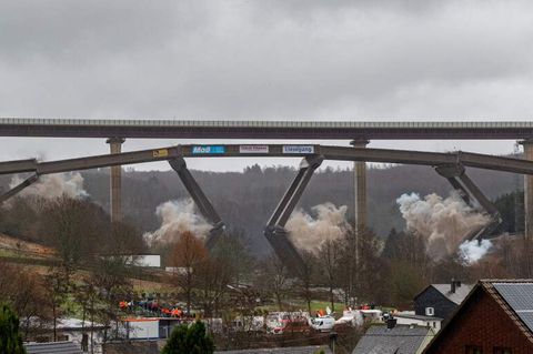 Nordrhein-Westfalen, Wilnsdorf: Die Talbrücke Rinsdorf wird gesprengt 