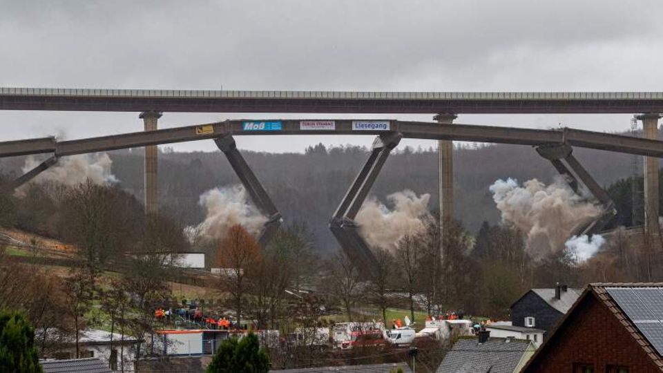 Nordrhein-Westfalen, Wilnsdorf: Die Talbrücke Rinsdorf wird gesprengt 