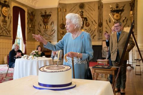 Queen Elizabeth schneidet die Torte zu ihrem Platin-Jubiläum an 