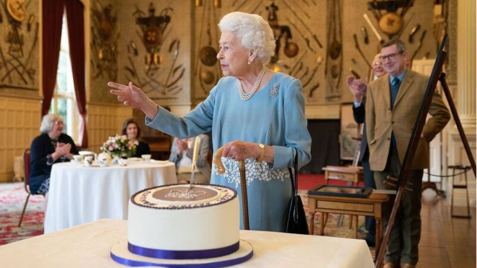 Queen Elizabeth schneidet die Torte zu ihrem Platin-Jubiläum an 
