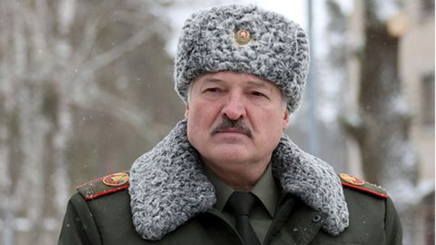 Alexander Lukaschenko präsentiert sich gerne in militärischen Uniformen 