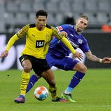 Borussia Dortmund hat sich im Heimspiel gegen Bayer Leverkusen bis auf die Knochen blamiert und 2:5 verloren. Damit hat der BVB die Mininmalchance  auf die Meisterschale wohl endgültig zerstört. Nach zuvor drei Siegen in Serie, wo sie Anschluss an die Bayern hielten, sind die Dortmunder als Zweiter neun Punkte hinter Spitzenreiter FC Bayern München zurückgefallen. Vor 10.000 Zuschauern leitete ein Eigentor von Manuel Akanji (10.) die sechste Saisonniederlage ein, ehe Florian Wirtz (20.), Robert Andrich (28.), Jonathan Tah (53.) und Moussa Diaby (87.) für die Gäste trafen. Der Leverkusener Jeremie Frimpong (16.) hatte mit einem Eigentor das zwischenzeitliche 1:1 markiert. Steffen Tigges (90.) erzielte das zweite BVB-Tor. Leverkusen festigte Tabellenplatz drei und verkürzte den Rückstand zum BVB auf fünf Zähler.