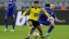 Borussia Dortmund hat sich im Heimspiel gegen Bayer Leverkusen bis auf die Knochen blamiert und 2:5 verloren. Damit hat der BVB die Mininmalchance  auf die Meisterschale wohl endgültig zerstört. Nach zuvor drei Siegen in Serie, wo sie Anschluss an die Bayern hielten, sind die Dortmunder als Zweiter neun Punkte hinter Spitzenreiter FC Bayern München zurückgefallen. Vor 10.000 Zuschauern leitete ein Eigentor von Manuel Akanji (10.) die sechste Saisonniederlage ein, ehe Florian Wirtz (20.), Robert Andrich (28.), Jonathan Tah (53.) und Moussa Diaby (87.) für die Gäste trafen. Der Leverkusener Jeremie Frimpong (16.) hatte mit einem Eigentor das zwischenzeitliche 1:1 markiert. Steffen Tigges (90.) erzielte das zweite BVB-Tor. Leverkusen festigte Tabellenplatz drei und verkürzte den Rückstand zum BVB auf fünf Zähler.