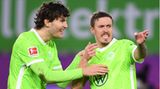 Mit Rückkehrer Max Kruse (r.) im Angriff hat der VfL Wolfsburg nach elf sieglosen Pflichtspielen endlich wieder ein Erfolgserlebnis gefeiert. Die Mannschaft von Trainer Florian Kohfeldt gewann verdient mit 4:1 (1:1) gegen Tabellen-Schlusslicht SpVgg Greuther Fürth. Nach dem Führungstreffer durch den 19 Jahre alten Belgier Aster Vranckx (7. Minute) glichen die Gäste durch Branimir Hrgota zunächst per Foulelfmeter (44.) aus; nach der Pause trafen erneut Vranckx (49.), Maximilian Arnold (70.) und Maximilian Philipp (75.). Wolfsburg rückt durch den siebten Saisonsieg mit nunmehr 24 Punkten auf Platz zwölf der Fußball-Bundesliga vor.