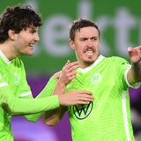 Mit Rückkehrer Max Kruse (r.) im Angriff hat der VfL Wolfsburg nach elf sieglosen Pflichtspielen endlich wieder ein Erfolgserlebnis gefeiert. Die Mannschaft von Trainer Florian Kohfeldt gewann verdient mit 4:1 (1:1) gegen Tabellen-Schlusslicht SpVgg Greuther Fürth. Nach dem Führungstreffer durch den 19 Jahre alten Belgier Aster Vranckx (7. Minute) glichen die Gäste durch Branimir Hrgota zunächst per Foulelfmeter (44.) aus; nach der Pause trafen erneut Vranckx (49.), Maximilian Arnold (70.) und Maximilian Philipp (75.). Wolfsburg rückt durch den siebten Saisonsieg mit nunmehr 24 Punkten auf Platz zwölf der Fußball-Bundesliga vor.
