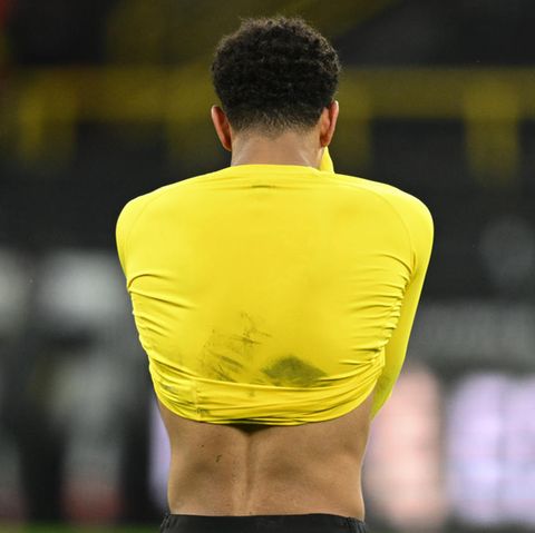 Jude Bellingham zieht sich nach der 2:5 Niederlage gegen Bayer Leverkusen das Trikot ins Gesicht und verlässt den Platz