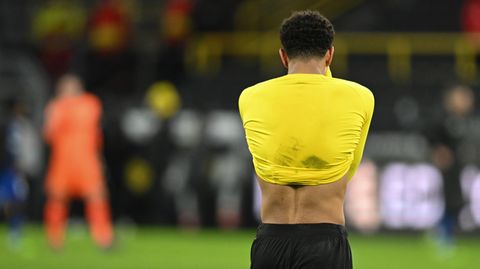 Jude Bellingham zieht sich nach der 2:5 Niederlage gegen Bayer Leverkusen das Trikot ins Gesicht und verlässt den Platz