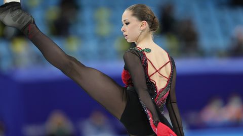 Kamila Walijewa skatet während des Frauen-Einzellauf-Kür-Team-Events am dritten Tag der Olympischen Winterspiele 2022