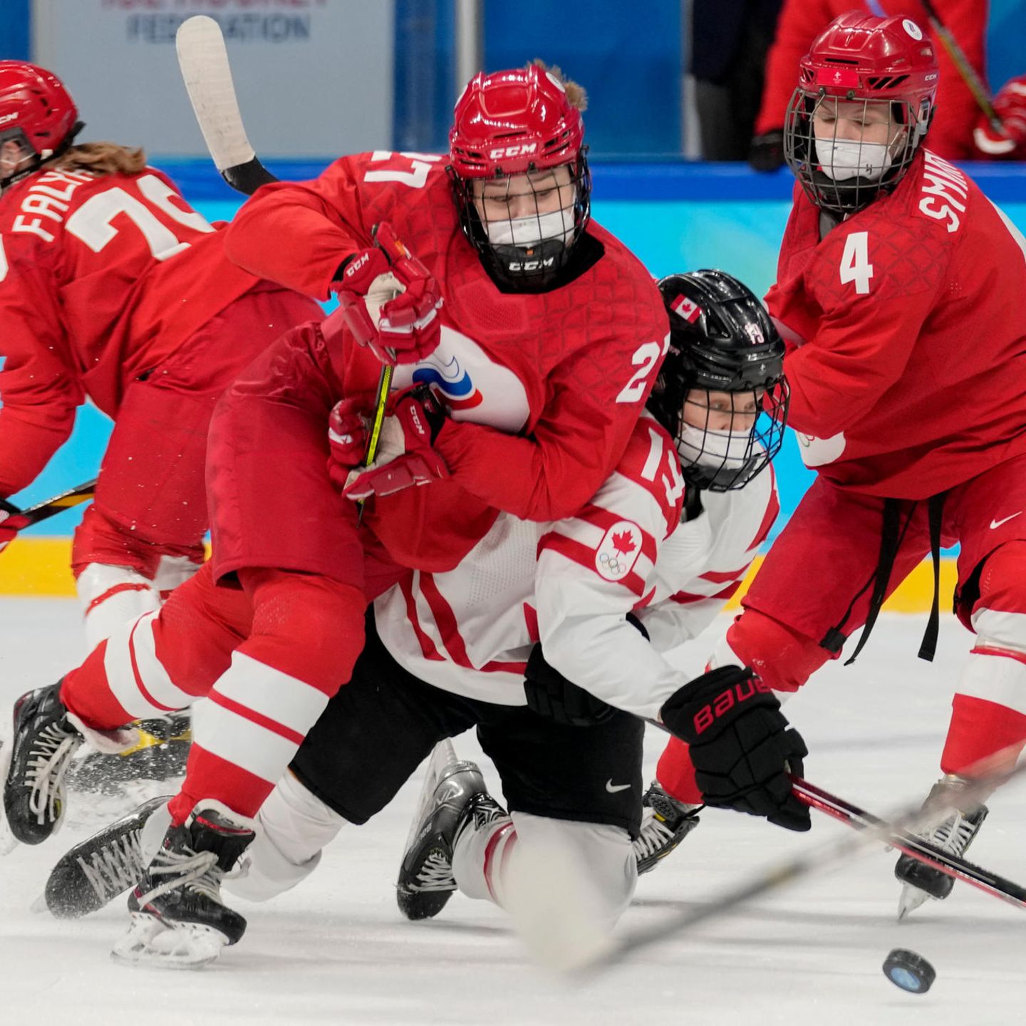 Winterspiele 2022 Kanadierinnen und Russinnen treten beim Eishockey mit FFP2-Masken an STERN.de