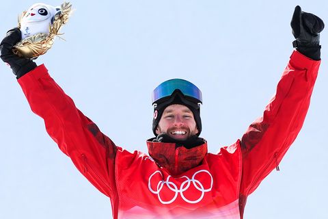 Max Parrot freut sich bei den Olympischen Winterspielen in China über den Gewinn der Goldmedaille im Slopestyle
