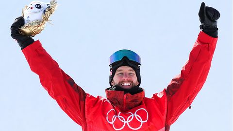 Max Parrot freut sich bei den Olympischen Winterspielen in China über den Gewinn der Goldmedaille im Slopestyle