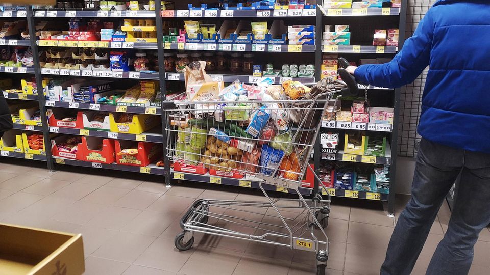 Kunde mit einem Einkaufswagen im Supermarkt