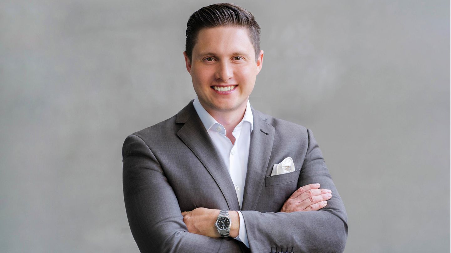 Dominik Roth ist Headhunter und Partner bei der Personalberatung Mercuri Urval in München. Er betreibt zudem den Karriere-Podcast "CEO Career Code"