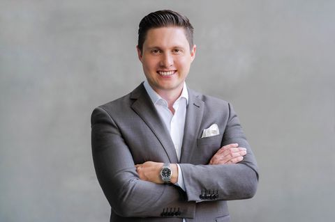 Dominik Roth ist Headhunter und Partner bei der Personalberatung Mercuri Urval in München. Er betreibt zudem den Karriere-Podcast "CEO Career Code"